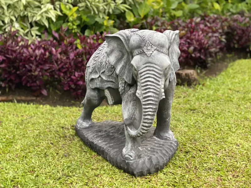 Avan - Elefant mit Decke, Blick rechts, 63 cm L | Steinguss 